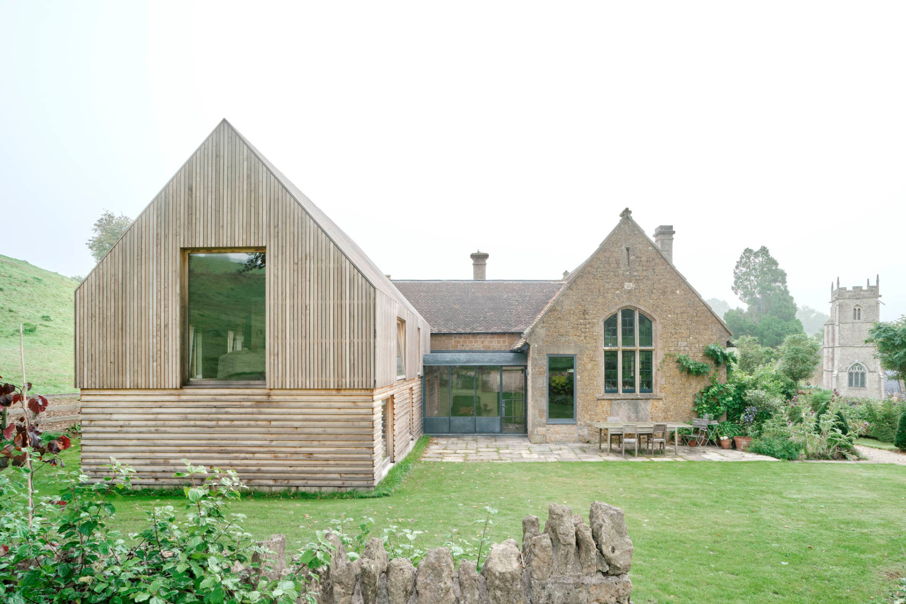 Der Erweiterungsbau greift die Kubatur der alten Schule auf &ndash; allerdings in Holz- statt Steinbauweise. &copy; Francesca Iovene