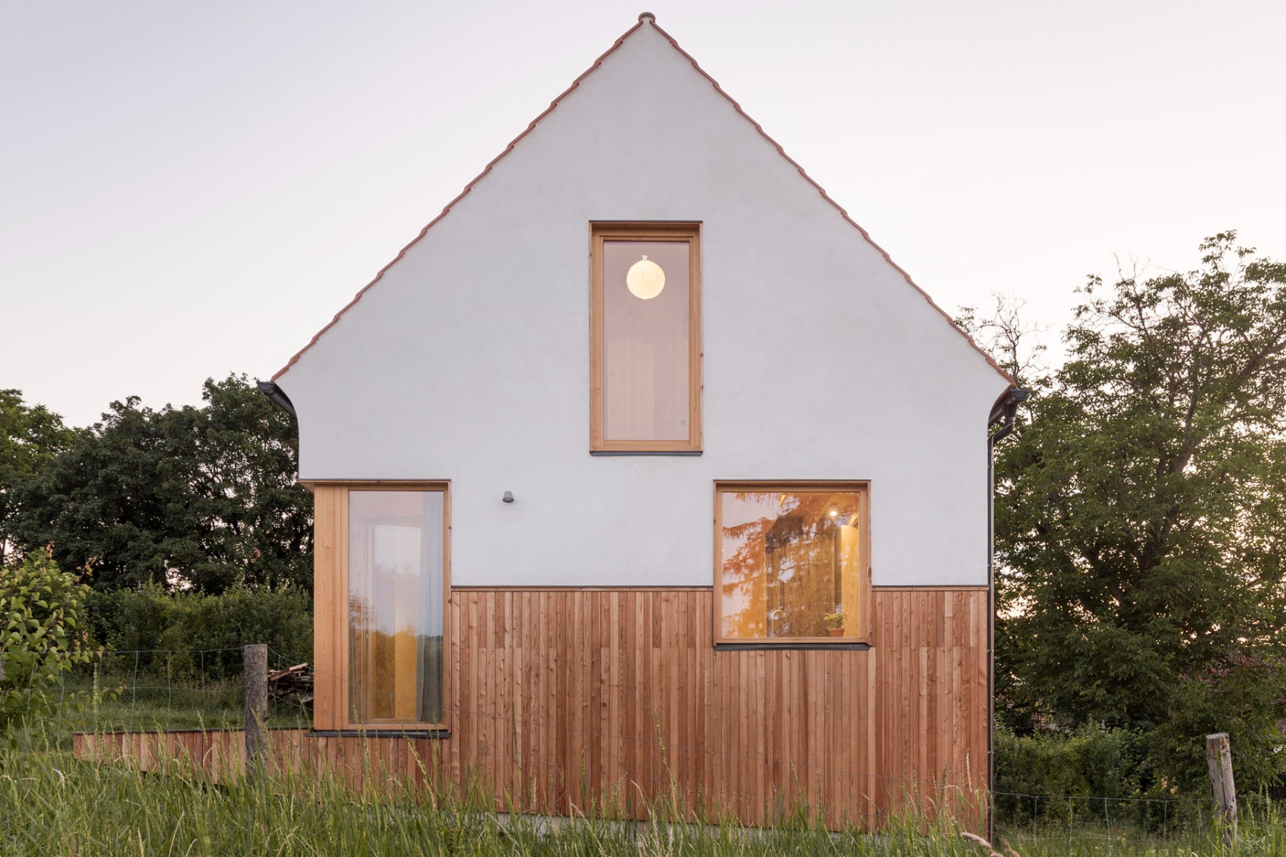 &Auml;u&szlig;erlich orientiert sich die Casa de Mi Luna in Karl&scaron;tejn an tradierten Bauformen. Nur die Fassadenverkleidung aus Kalkputz und L&auml;rchenholz suggeriert Modernit&auml;t. &copy; Fredrik Frendin