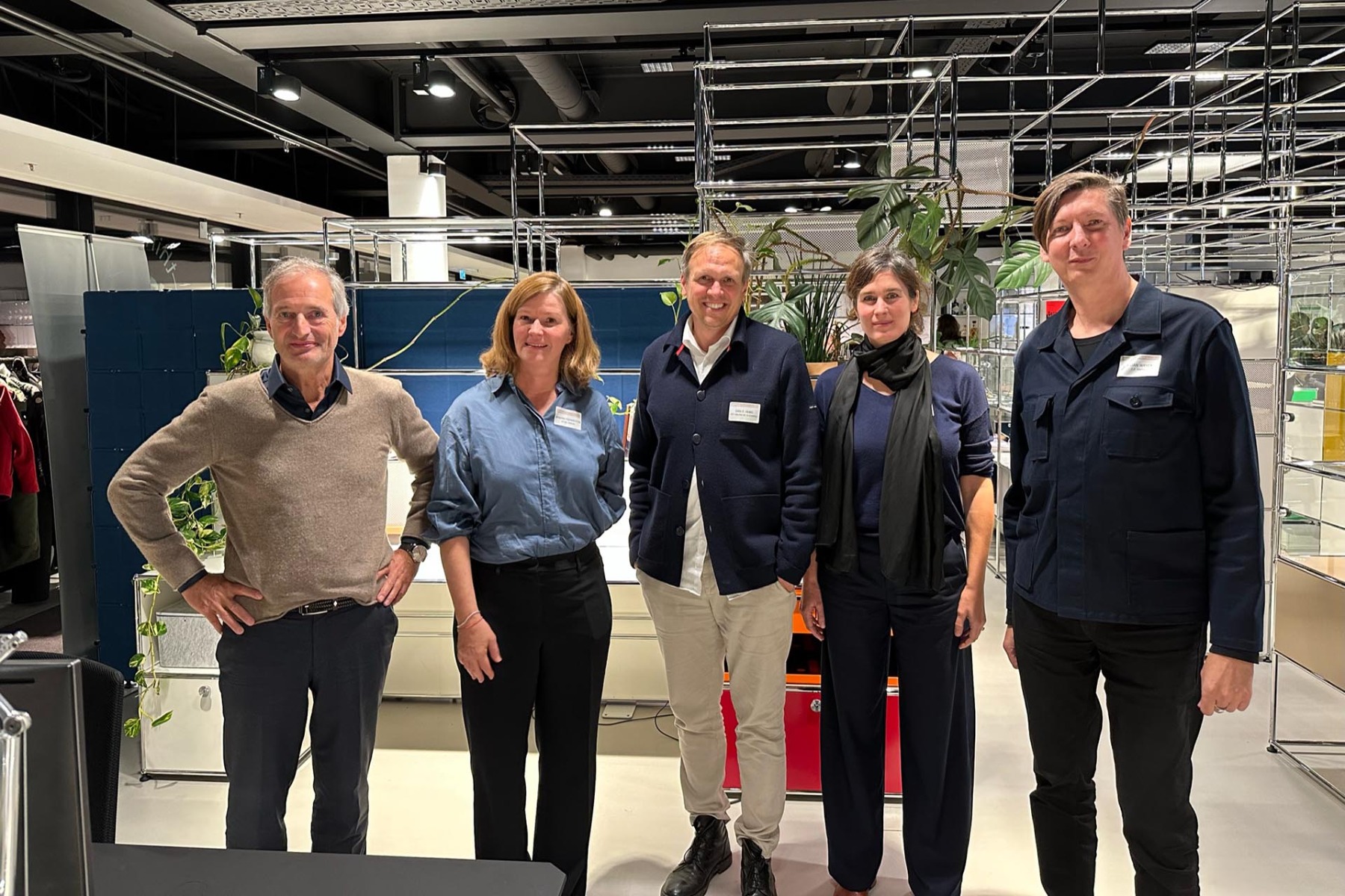 Referent:innen und Moderator:innen des Detail Klima Forums im USM-Showroom in Hamburg, v.l.n.r.: Thomas Dienes, Sandra Hofmeister, Dirk E. Hebel, Margit Sichrovsky und Julian Weyer. © Fiona Schenk
