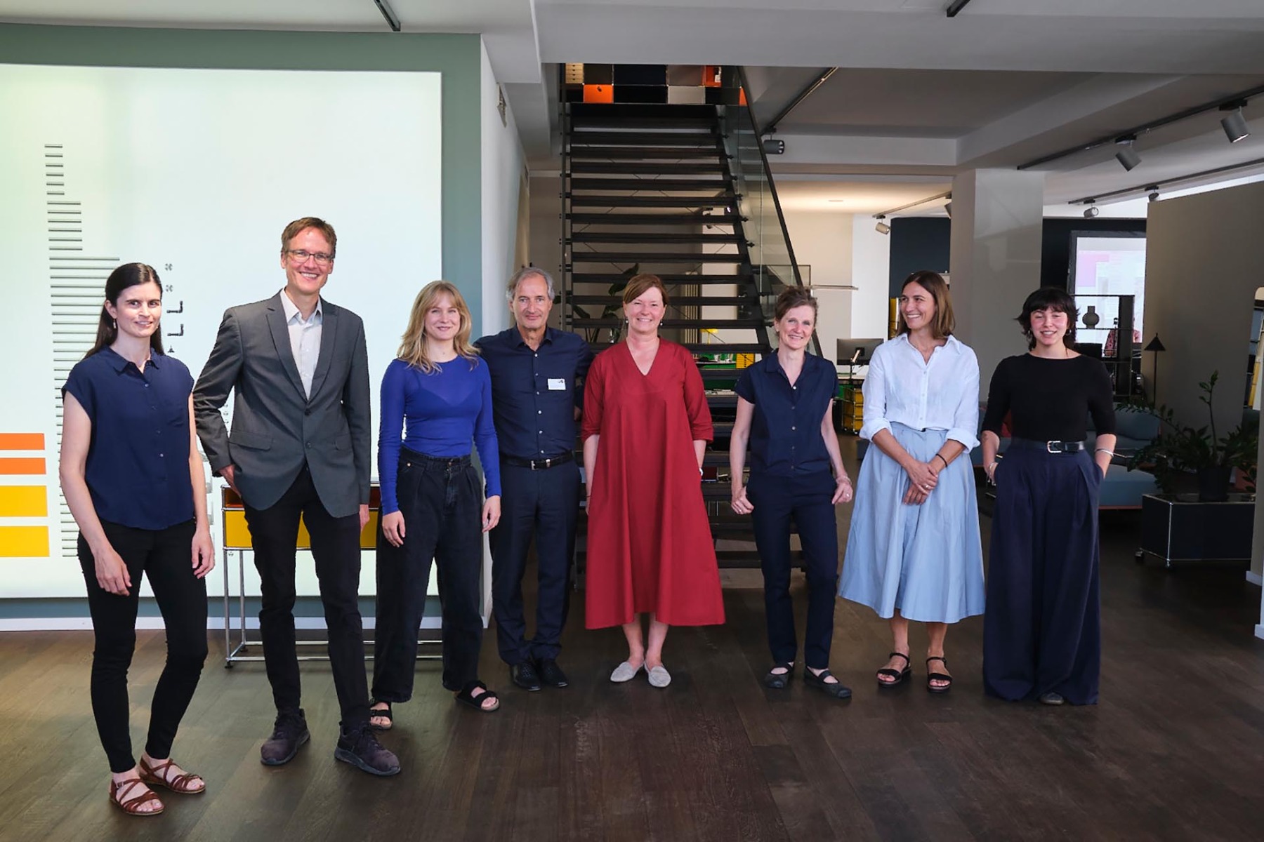 Referent:innen und Moderator:innen des Detail Klima Forums im USM-Showroom in München, v.l.n.r.: Nadia Vontobel, Jakob Schoof, Viktoria Millentrup, Dr. Thomas Dienes, Sandra Hofmeister, Kerstin Müller, Hanne Rung, Selma Popp. © Moritz Hoffmann Photography