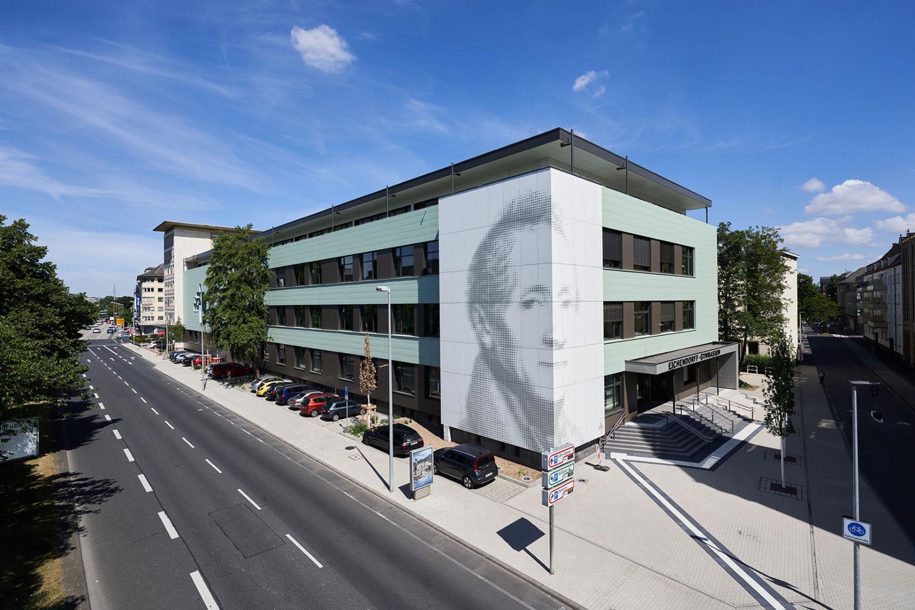 Angekommen im 21. Jahrhundert: Hinter der modernen neuen Fassadengestaltung des Eichendorff Gymnasiums verbirgt sich eine effiziente Geb&auml;uded&auml;mmung. &copy; Kalzip GmbH