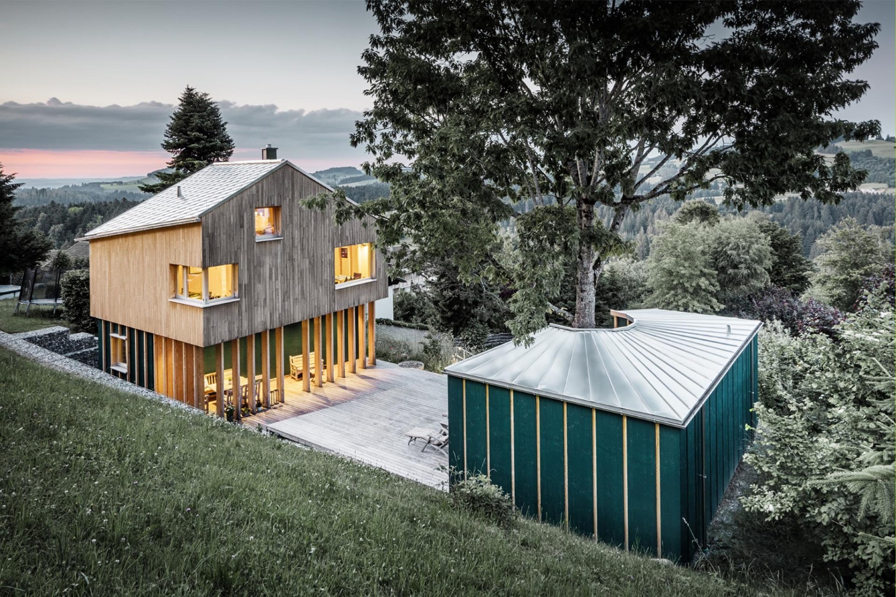 Prefa Objekt im Einklang mit der Umgebung. © PREFA | Croce & Wir
