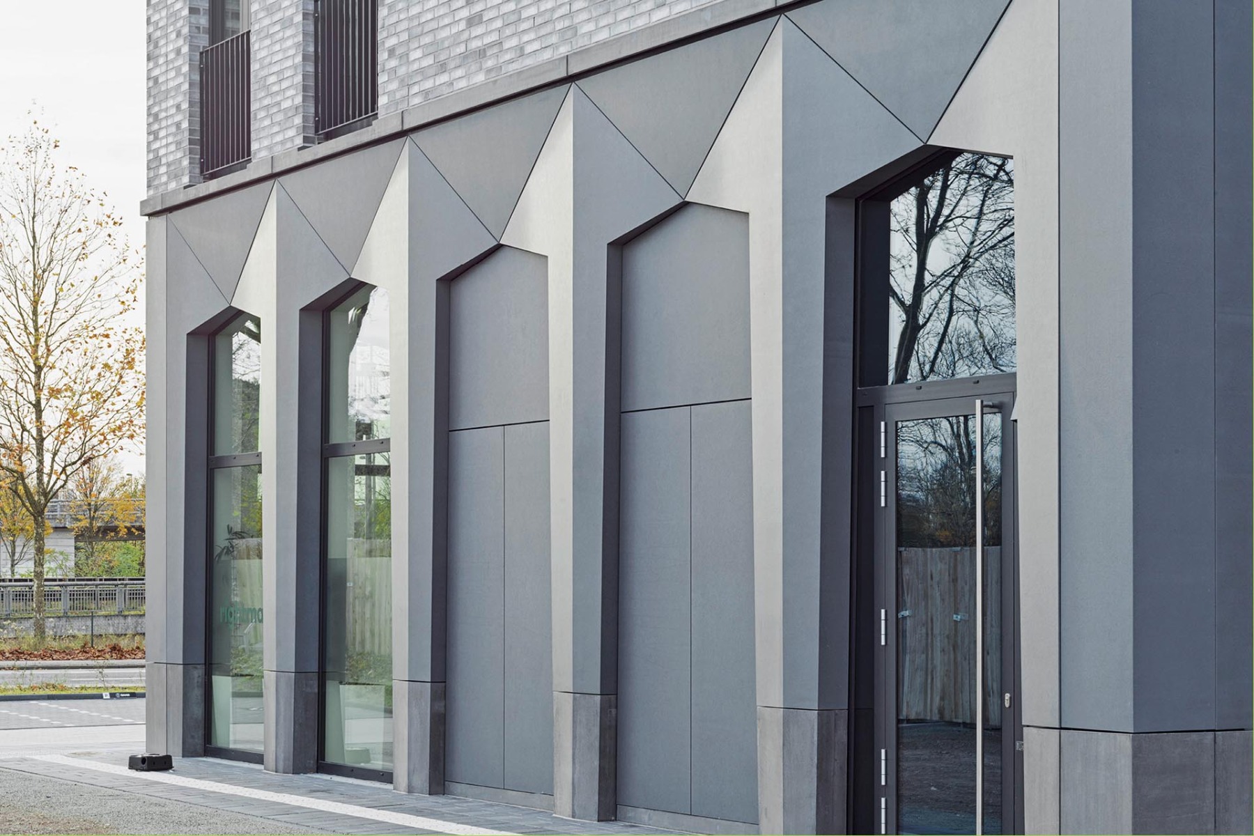 Die Fassade des Spurwerks schafft mit Materialität und Formgebung eine prägnante, urbane Präsenz. © Rieder Facades / Ditz Fejer