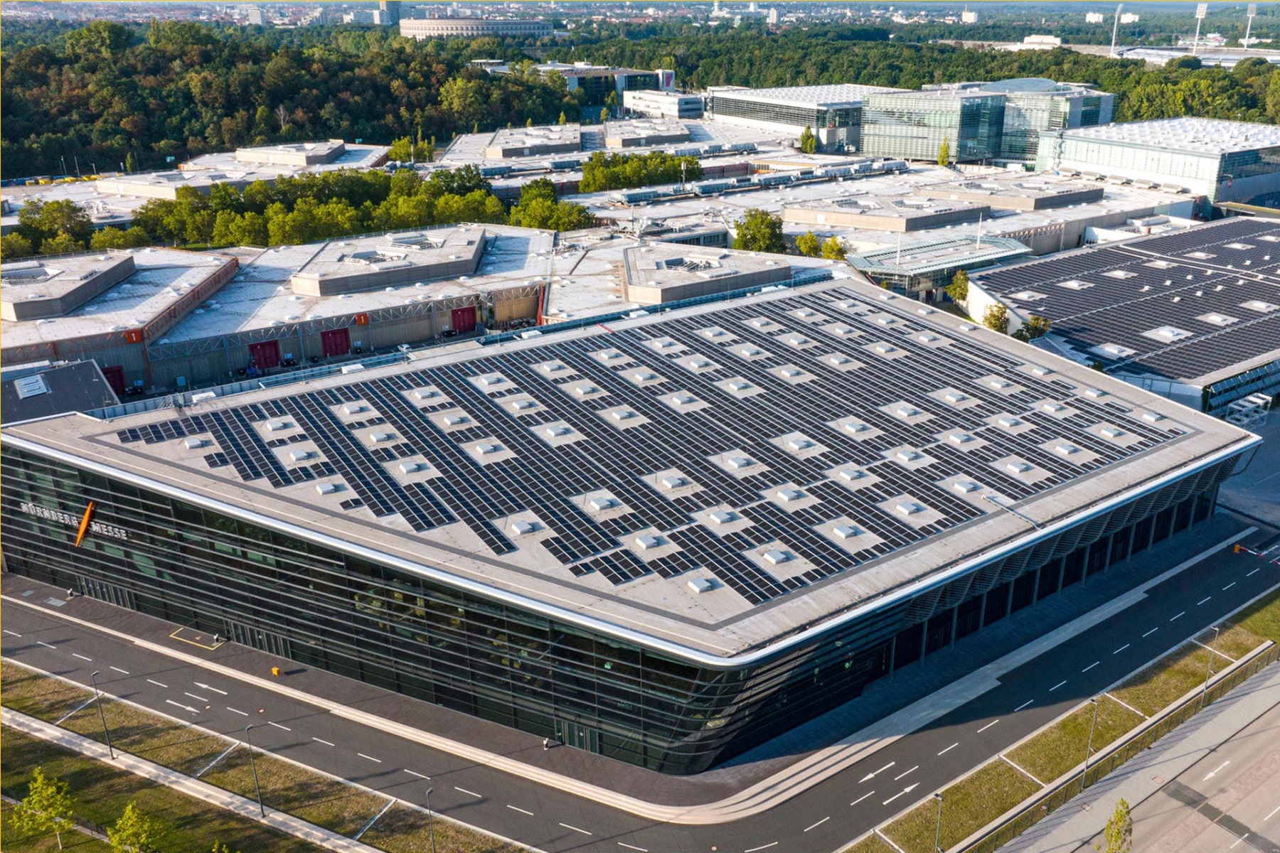 In den n&auml;chsten Jahren wird das Messegel&auml;nde der N&uuml;rnbergMesse durch Photovoltaik fit f&uuml;r die Zukunft gemacht. Bis September 2024 soll die erste Phase der hybriden Energieversorgung abgeschlossen sein. &copy; Sika Deutschland CH AG & Co KG