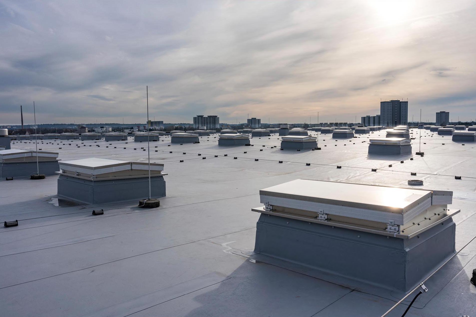 Flachdach einer messehalle mit Dachluken.