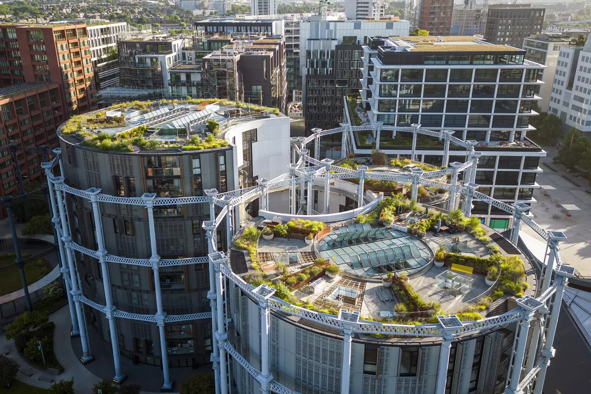 Zwei Runde Hochhäuser mit begrüntem Dach