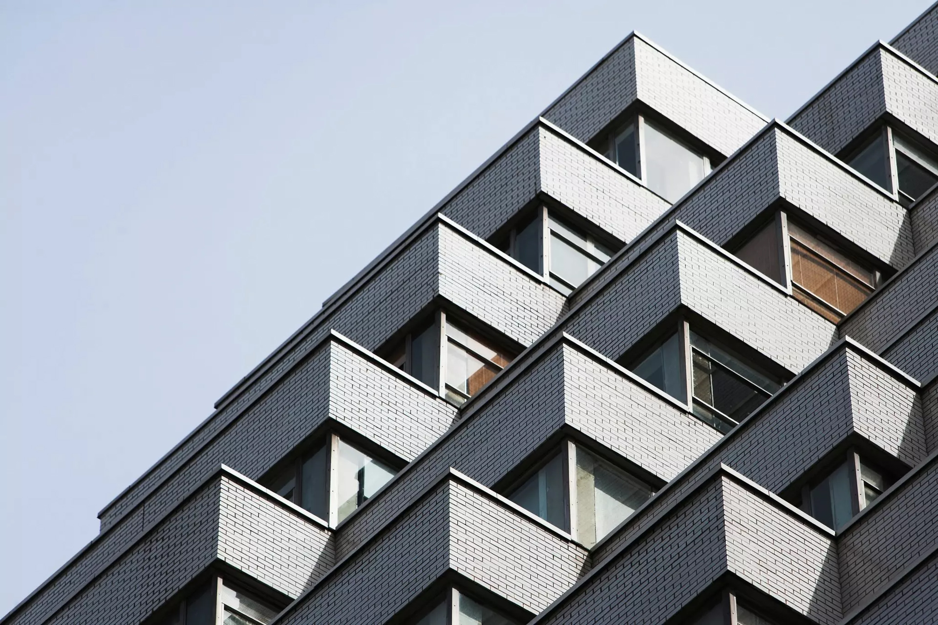 Fassade eines Treppenhochhauses in grau