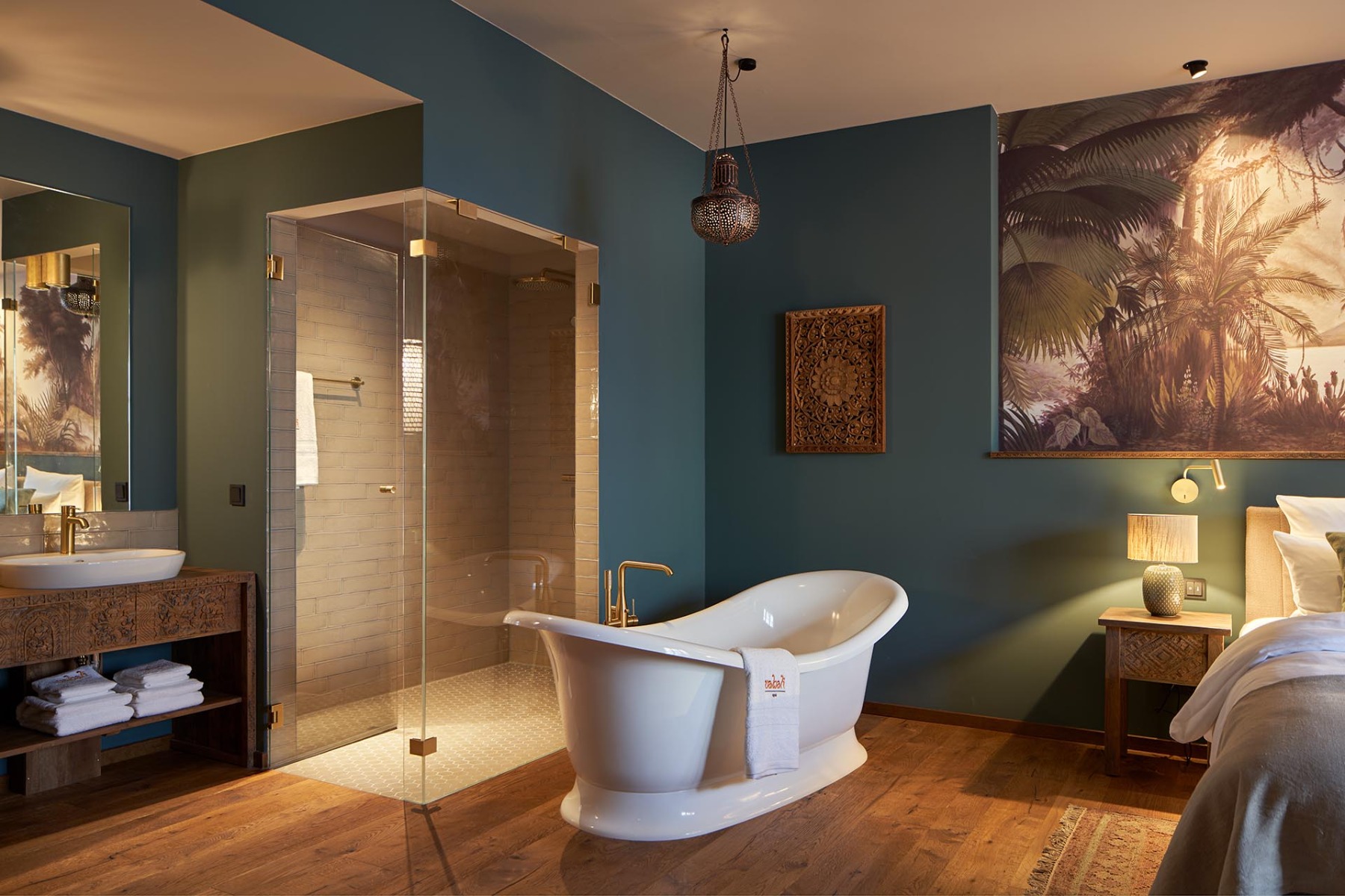 In den Bädern der Zimmer und Suiten ergänzen Grohe Armaturen das elegante, balinesische Designkonzept – geprägt von Erdtönen, dunklem Holz mit geschnitzten Intarsien sowie edlen Stoffen. © Vabali