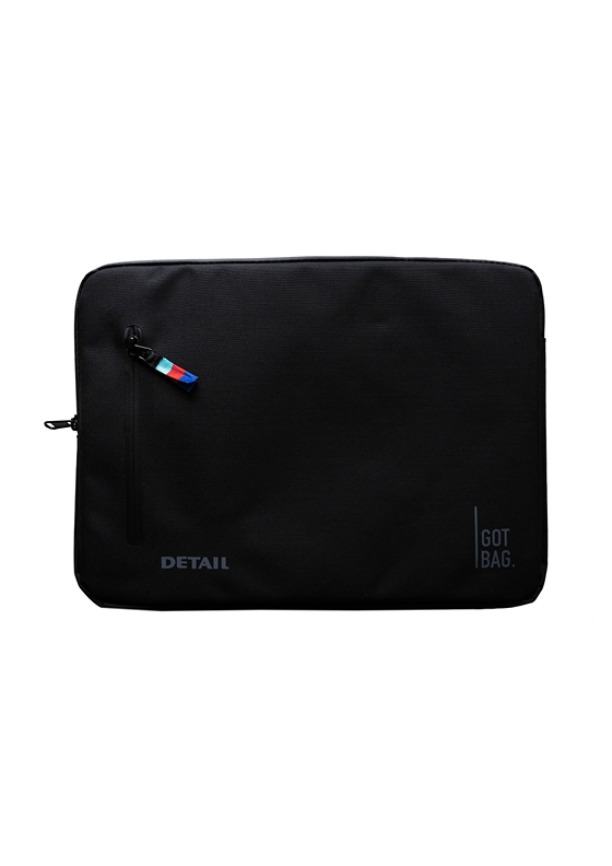 Die neue Laptop Tasche von DETAIL & Got Bag ist da. Sie ist chwarz und hat vorne einen Rei&szlig;verschluss und auf der R&uuml;ckseite einen. Der Laptop wird durch weichem Stoff im Inneren gesch&uuml;tzt. Au&szlig;erdem ist die Tasche aus recycletem Meeresplastik hergestellt.