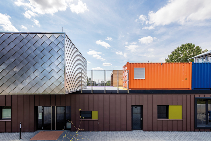 Bunter Fallschutzboden lässt Dach zur Spielfläche werden