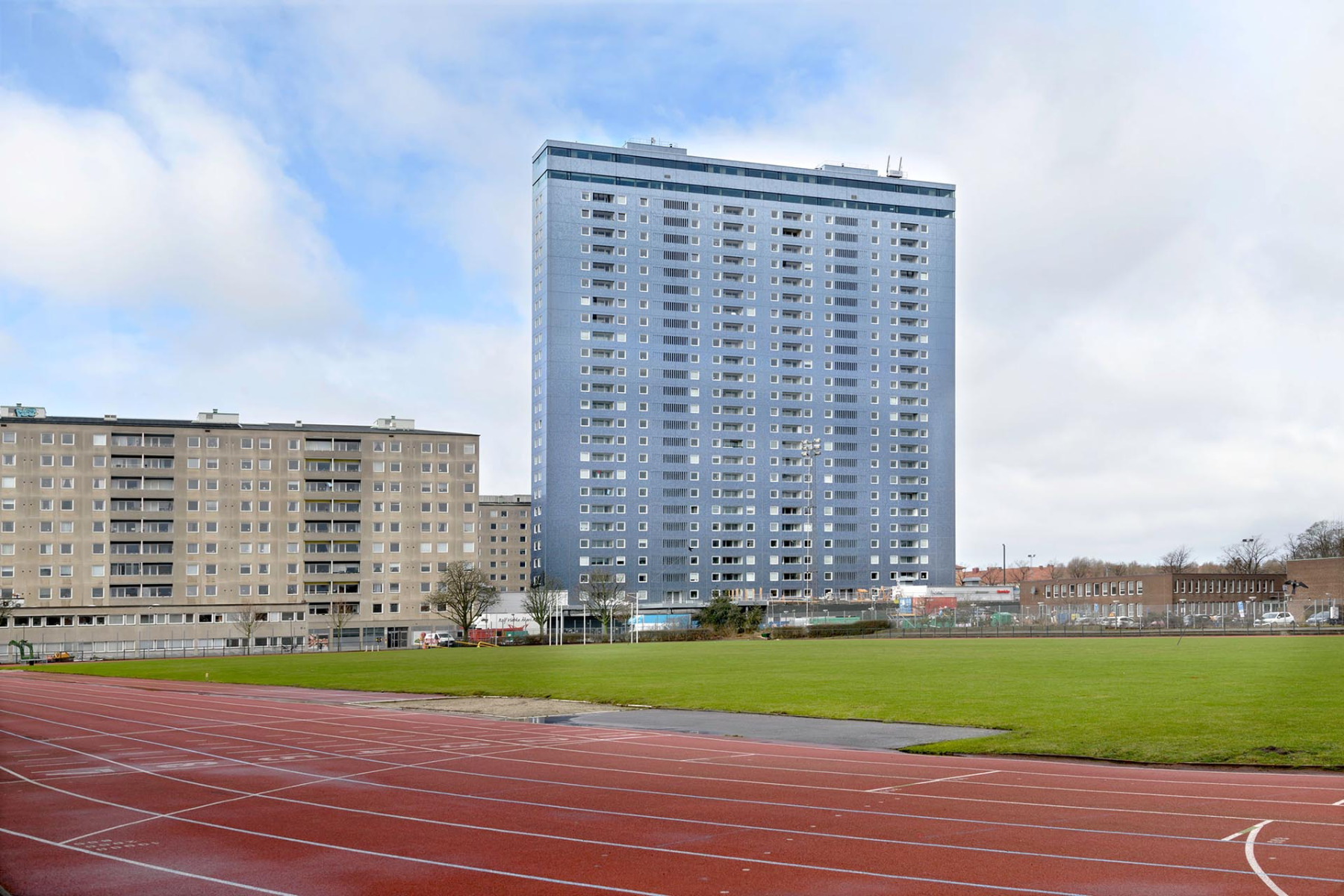 Im Zuge einer komplexen Sanierung erhielt das Hochhaus Kronprinsen eine neue Keramikfassade mit einem Mosaik aus 1,9 Millionen blauen Fliesen. &copy; Peter J&oslash;rgensen f&uuml;r Solarlux GmbH