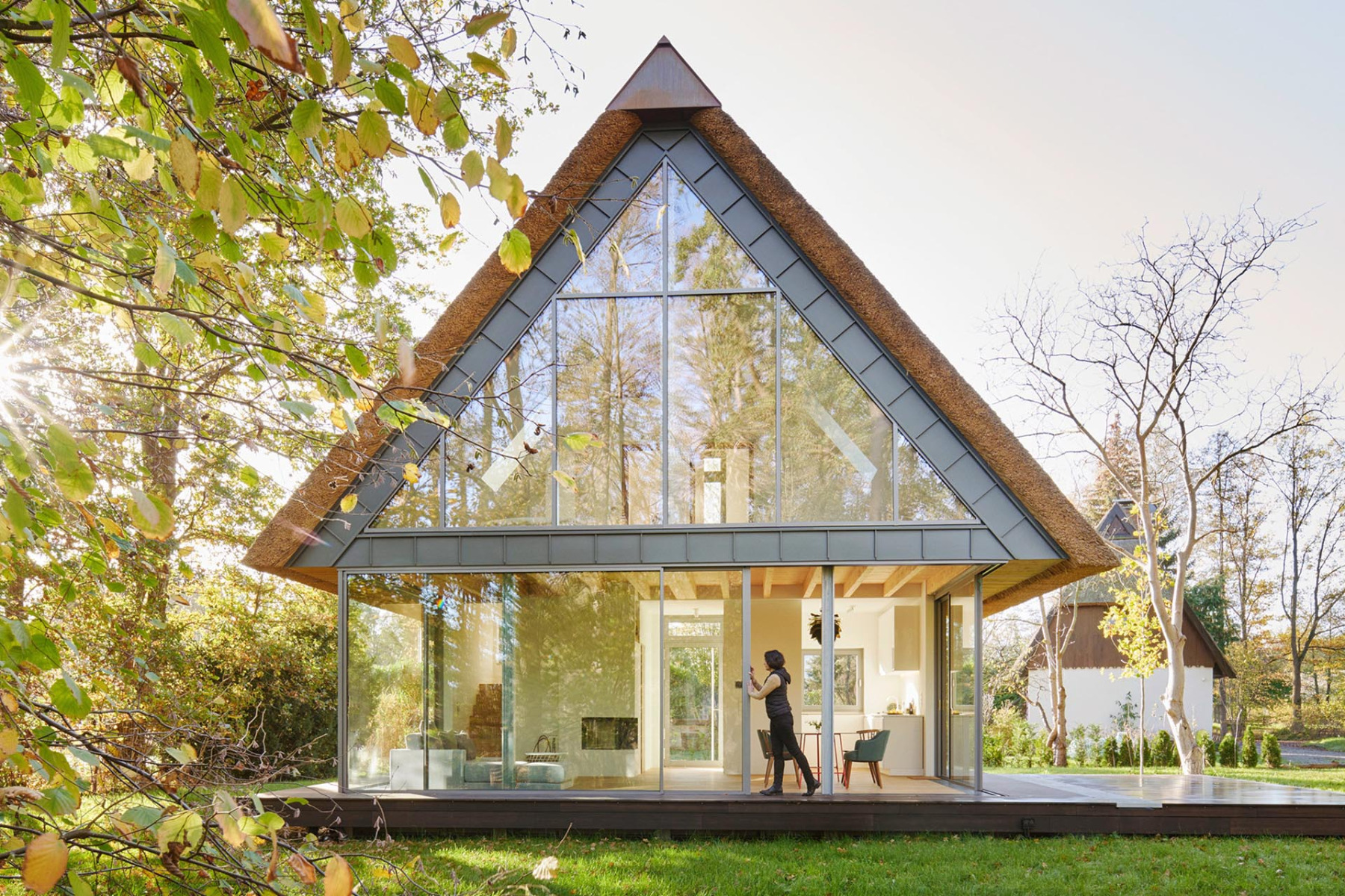 Moderne Fensterkonstruktionen erf&uuml;llen den Urwunsch der modernen Architektur, innen und au&szlig;en zu jeder Jahreszeit miteinander verschmelzen zu lassen.  Ein Beispiel daf&uuml;r ist ein Wochenendhaus mit Cradle-to-Cradle-Konzept im Spreewald. &copy; Wolfgang Zlodej f&uuml;