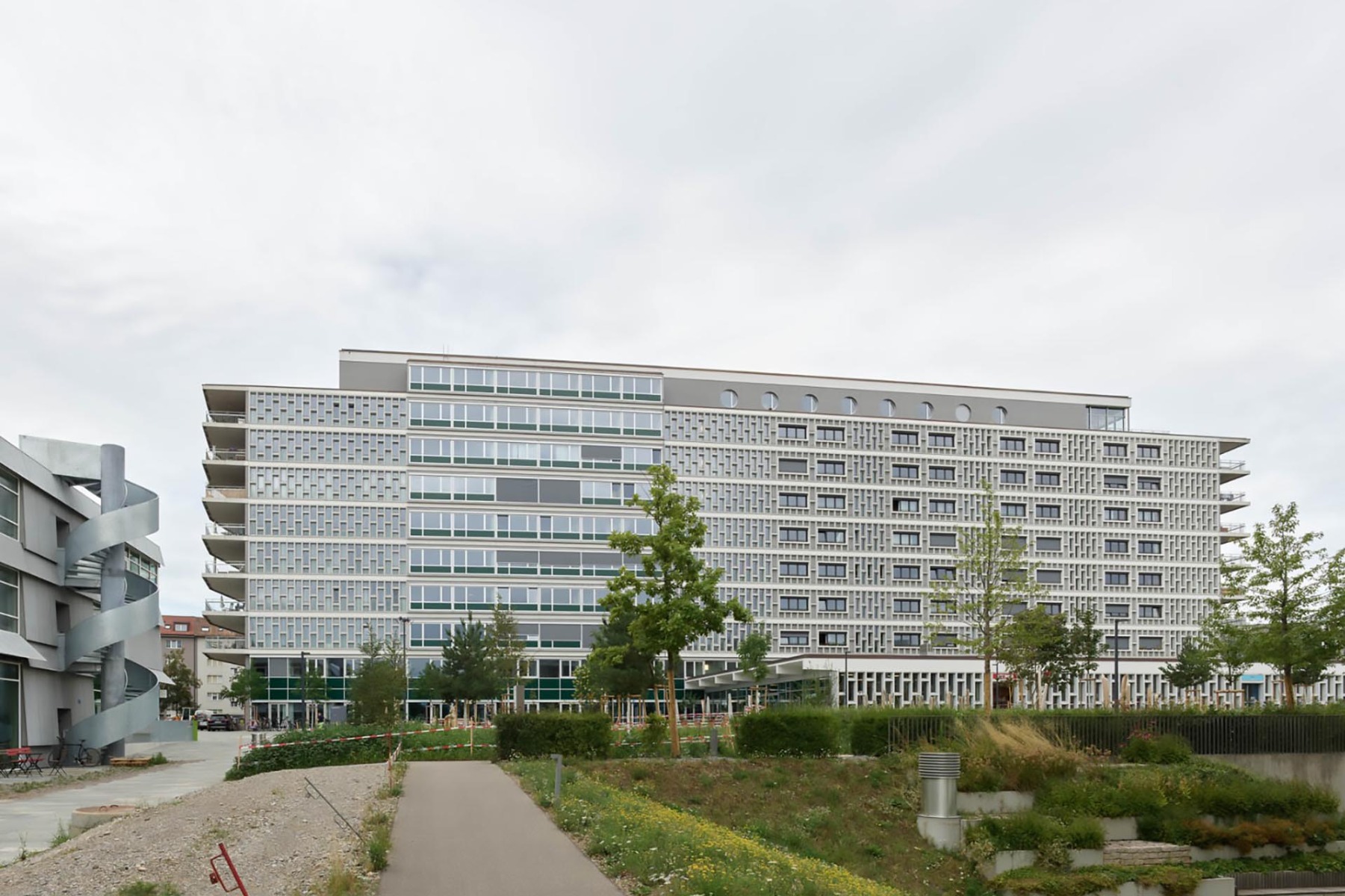 Der 100 m lange und 35 m hohe Betonriegel wurde nach Pl&auml;nen der Architekten Fritz Rickenbacher und Walter Baumann errichtet. &copy; Ariel Huber